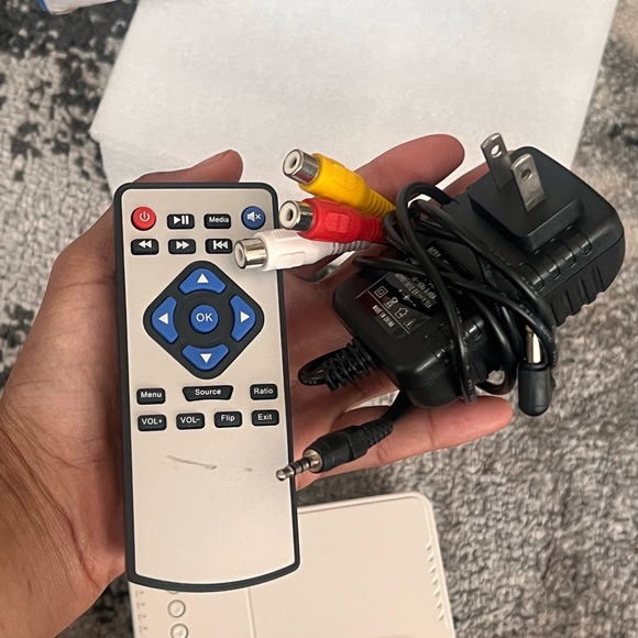 Mini Projector with Remote - Picture 3 of 4